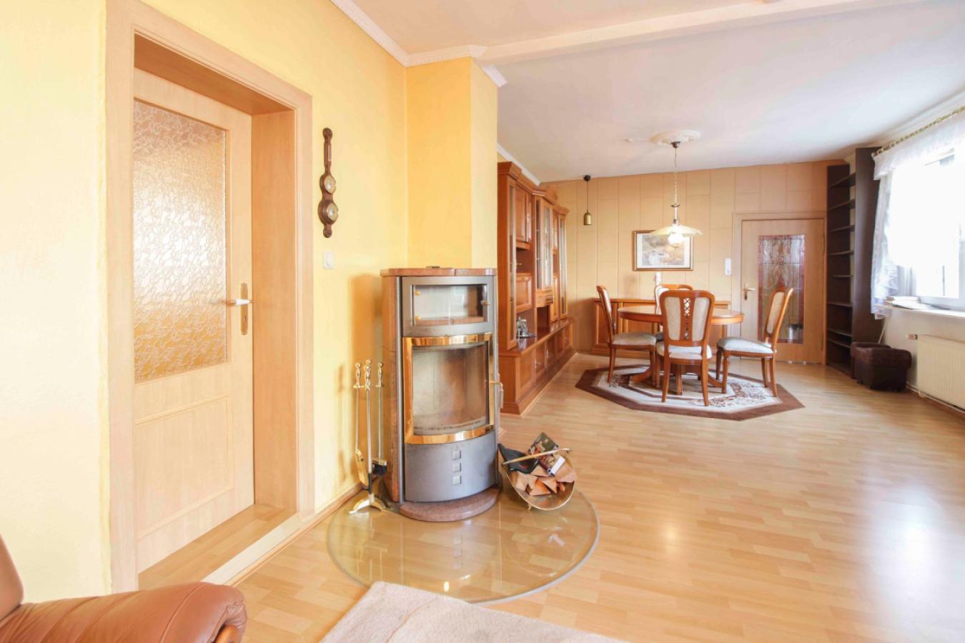 Wohnzimmer mit Kamin EG