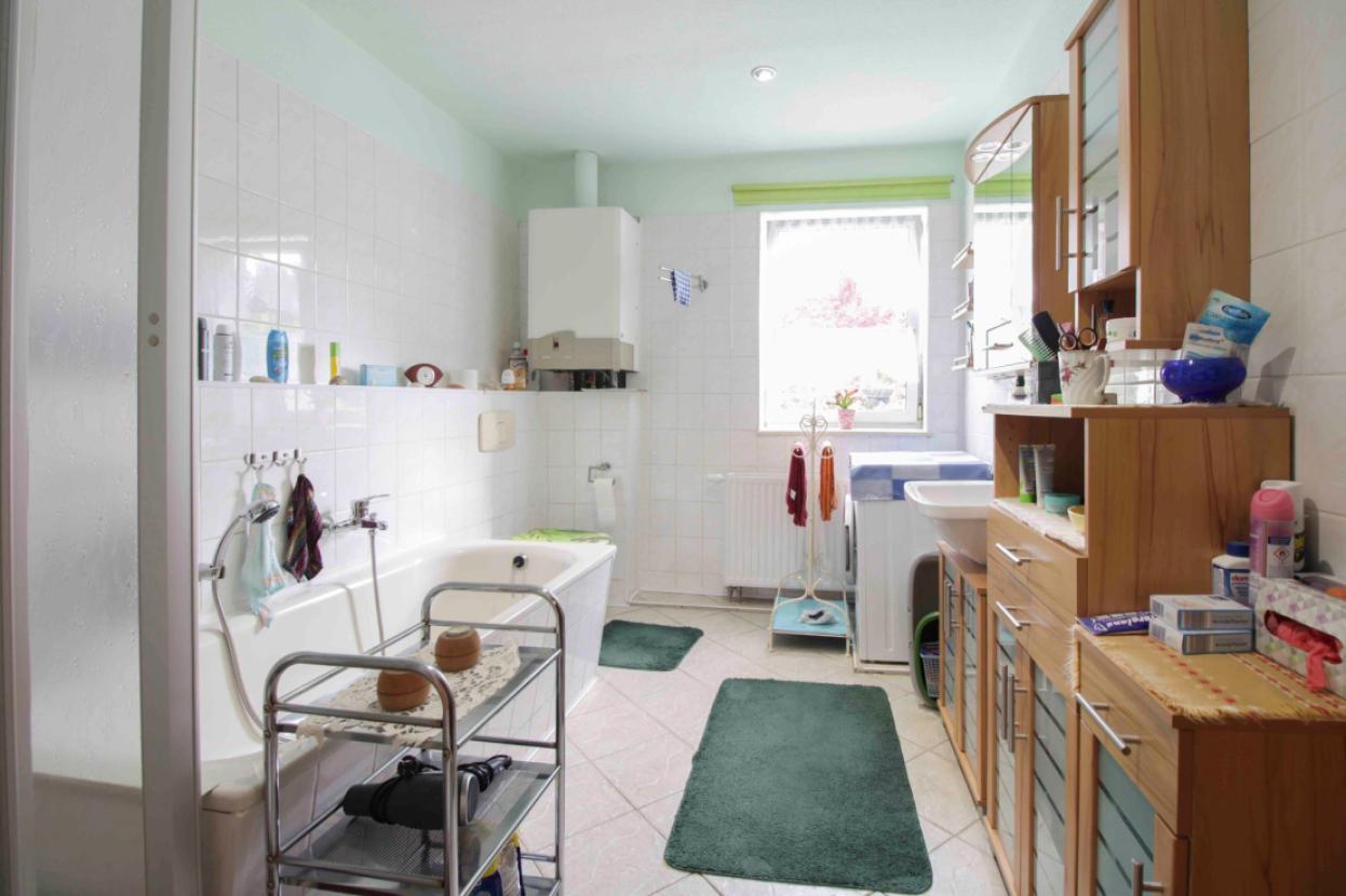 Badezimmer mit Dusche & Badewanne