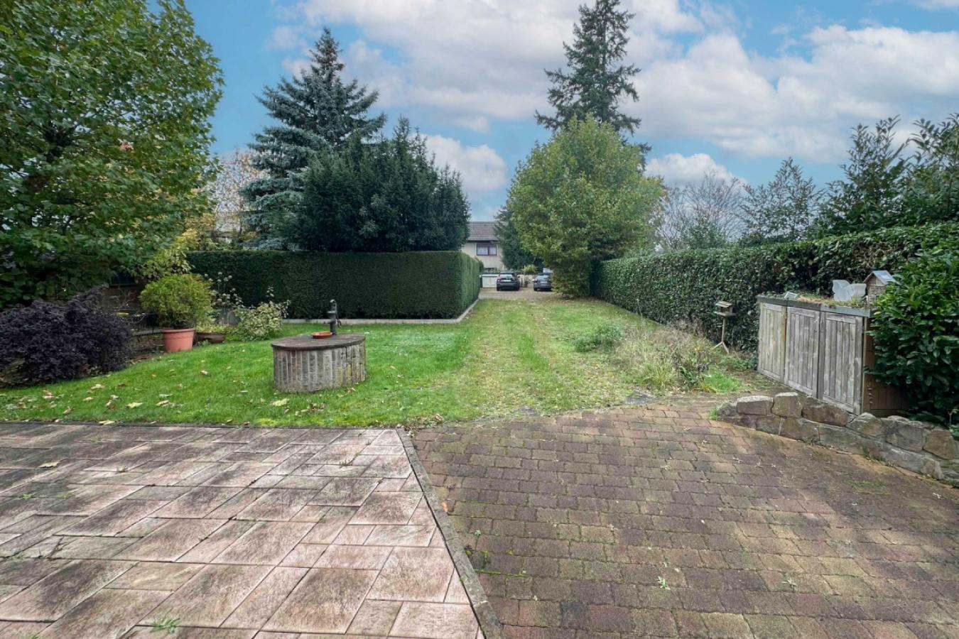 Terrasse und Zufahrt