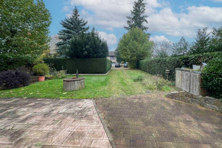 Terrasse und Zufahrt