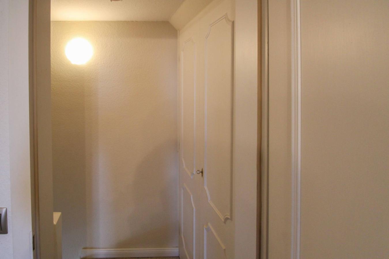 Flur mit Einbauschrank im Dachgeschoss