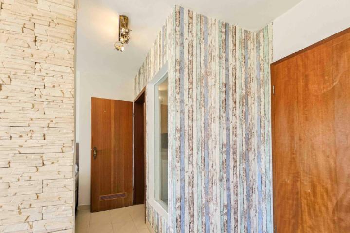 Flur von Wohnbereich zu Bad