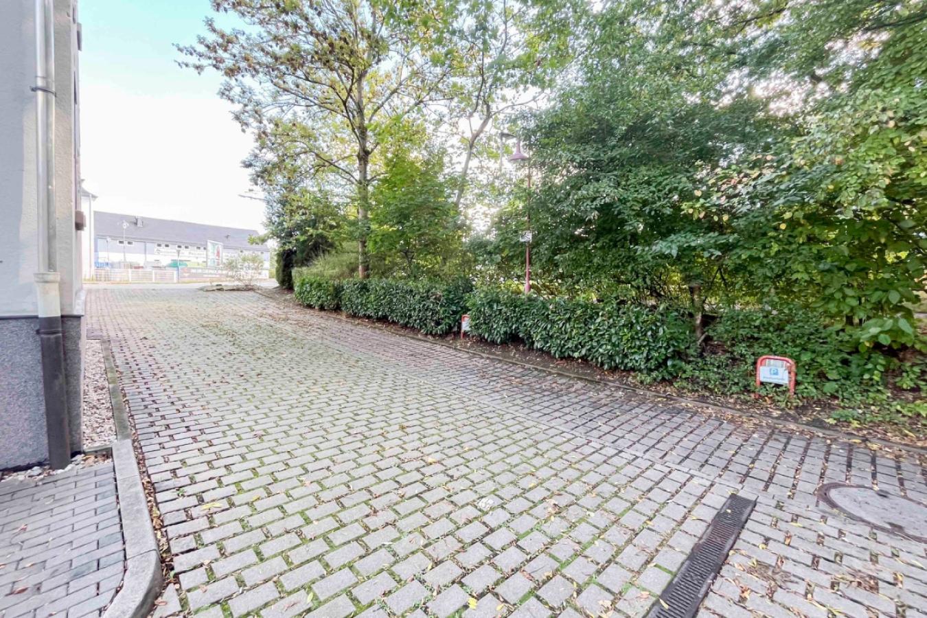 Hofeinfahrt Stellplätze