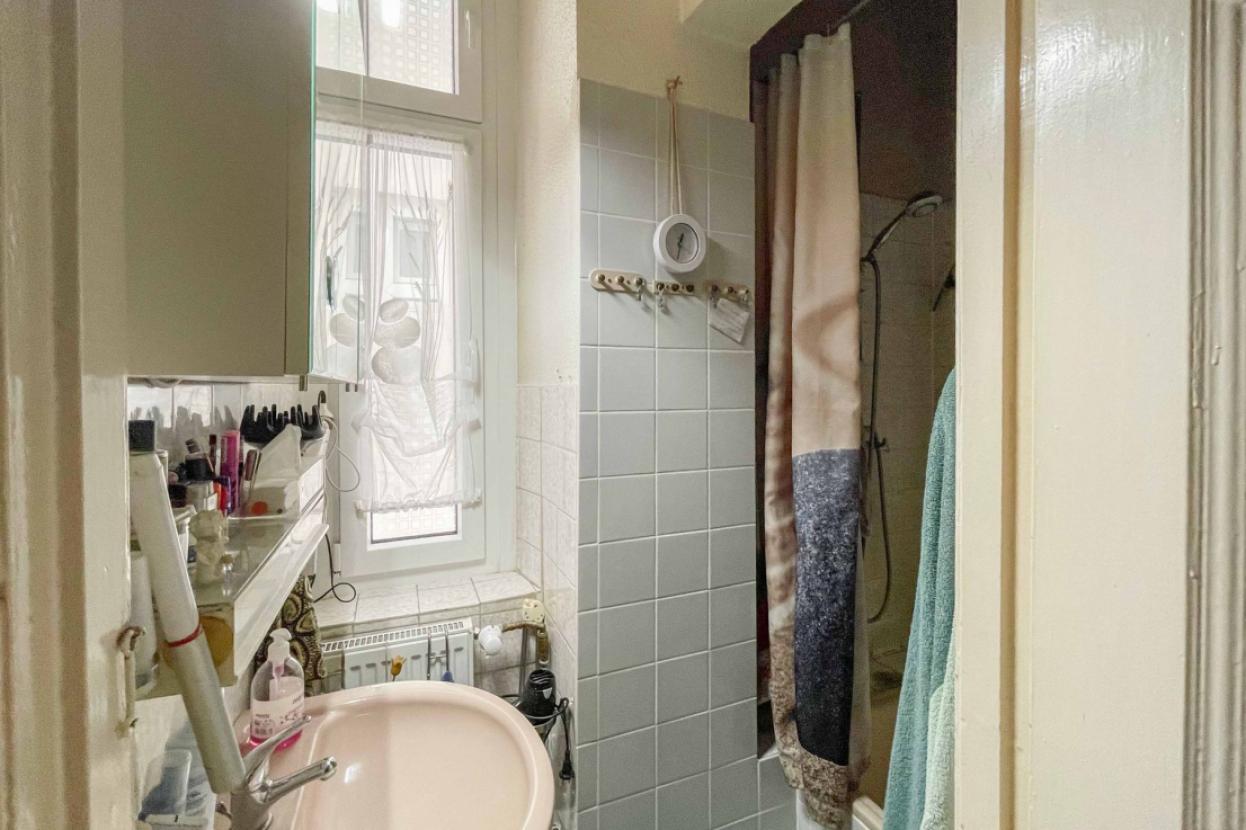 Dusche_und_Waschbecken