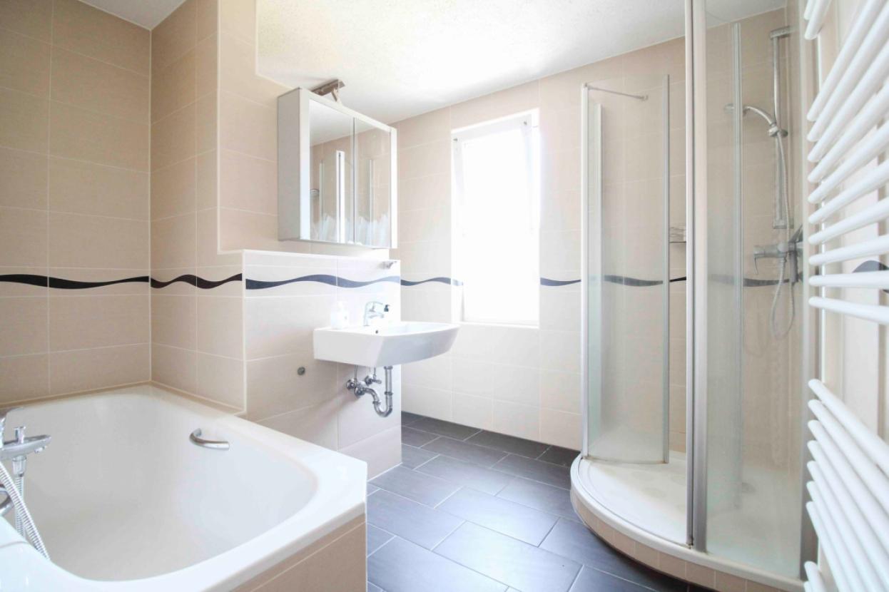 Tageslichtbadezimmer mit Wanne und Dusche