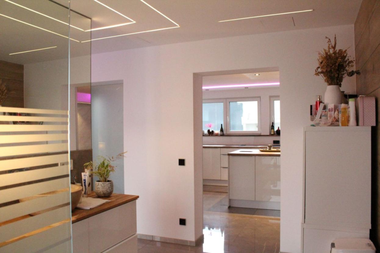 Badezimmer mit Blick in die Küche