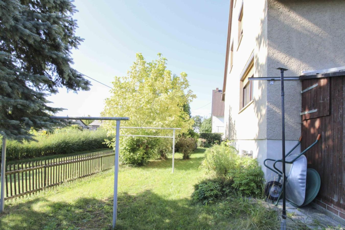 Garten und Wäscheplatz seitlich