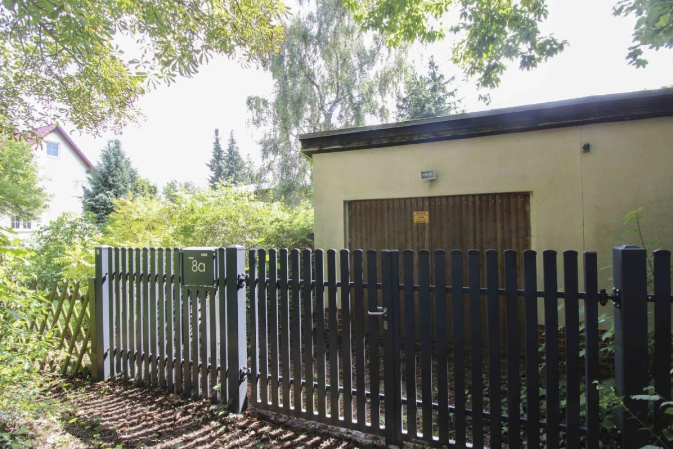 Tor vor dem Grundstück