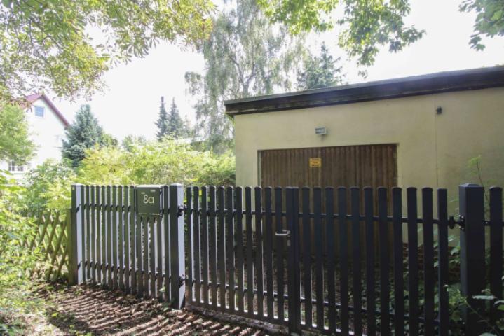 Tor vor dem Grundstück