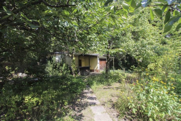 Laube auf dem Grundstück