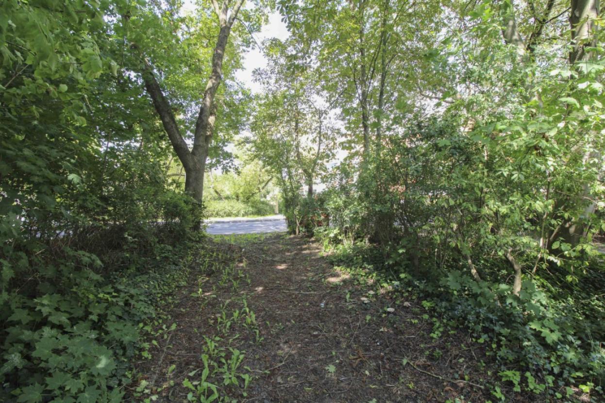 Einfahrt zu dem Grundstück