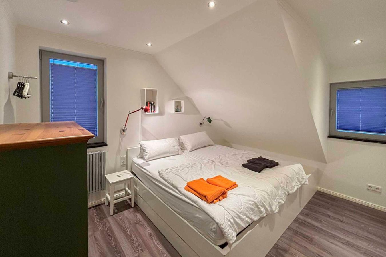 Schlafzimmer 1