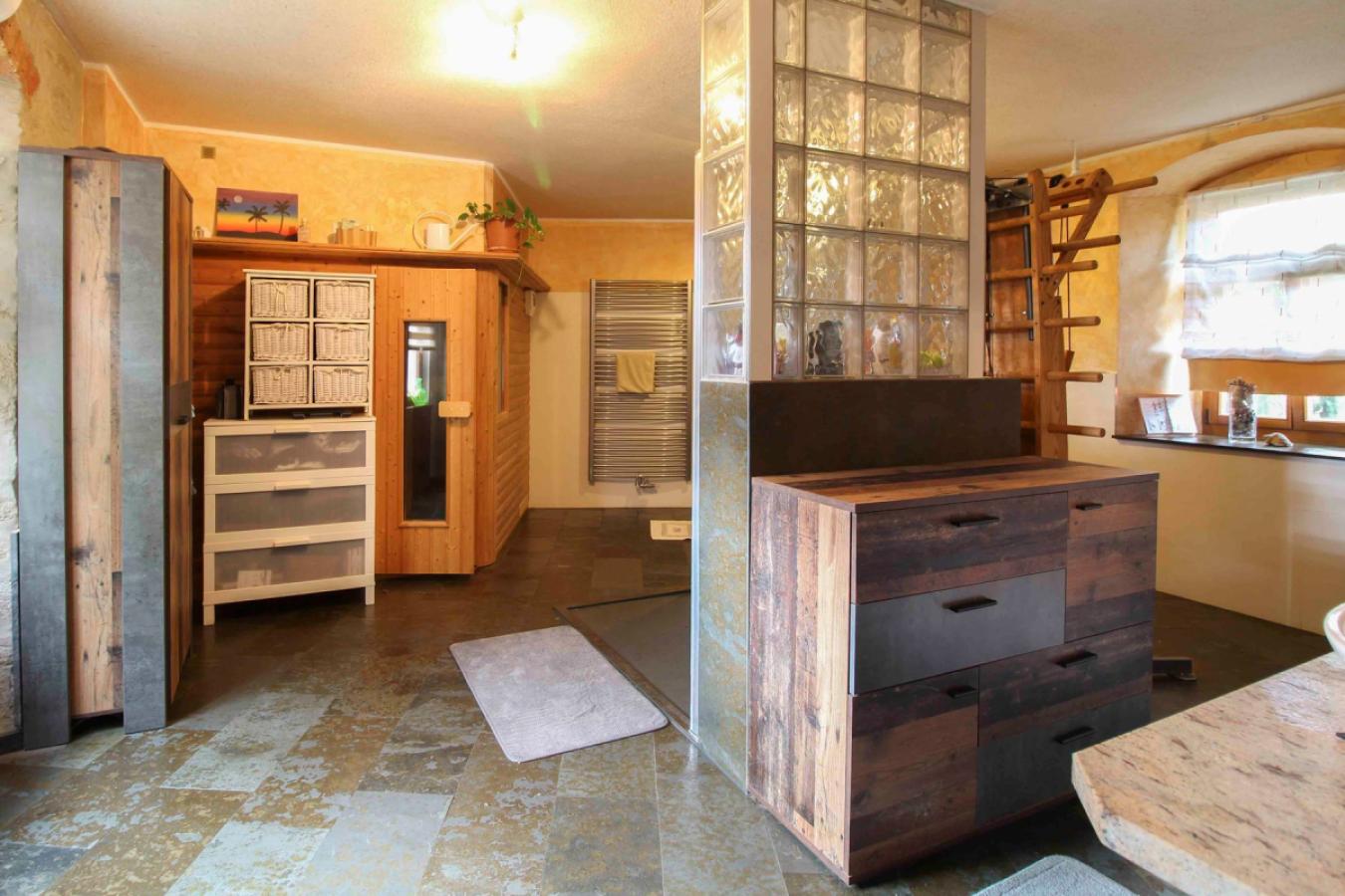 Badezimmer mit Sauna (2)