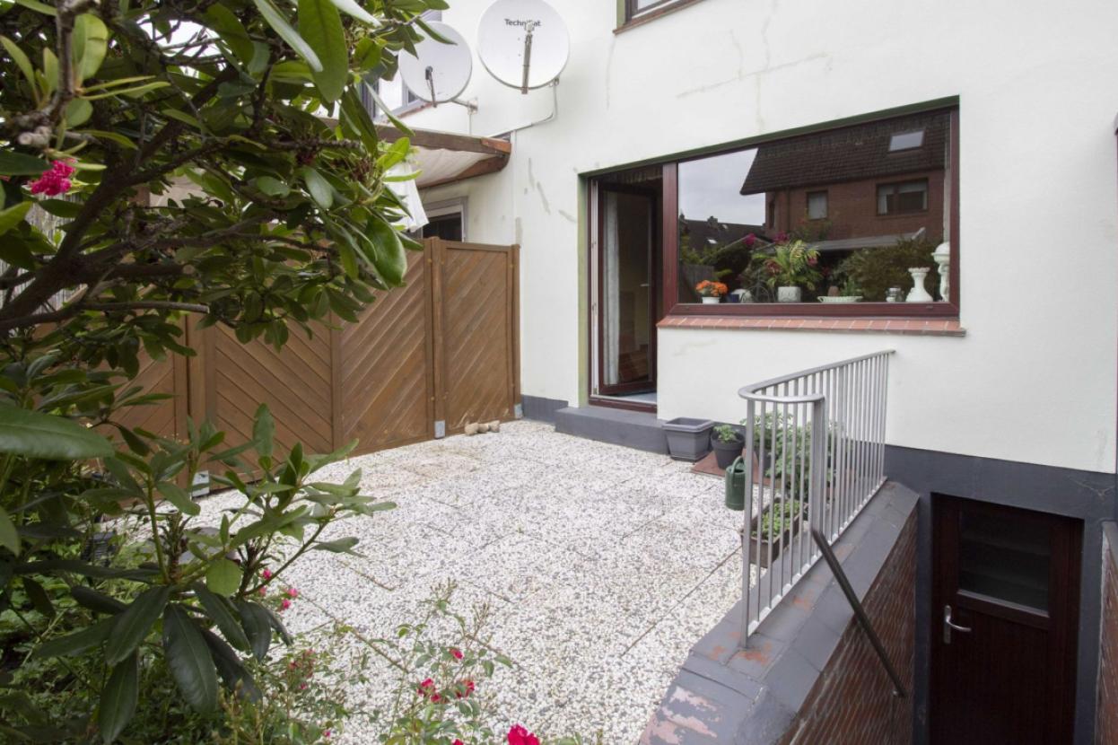 Terrasse und Kellerzugang