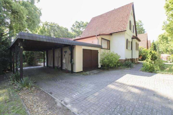 Carport und Garage