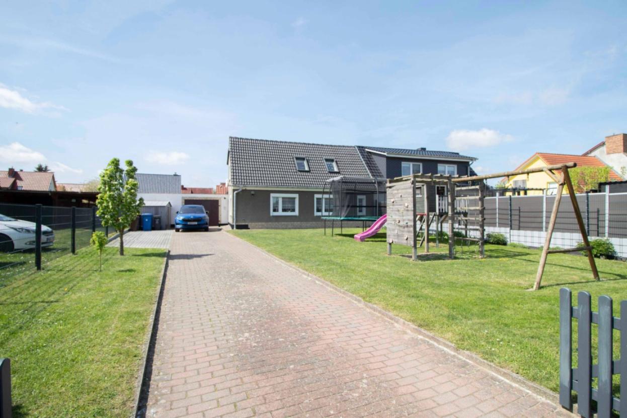 Spielbereich auf dem eingezäunten Grundstück