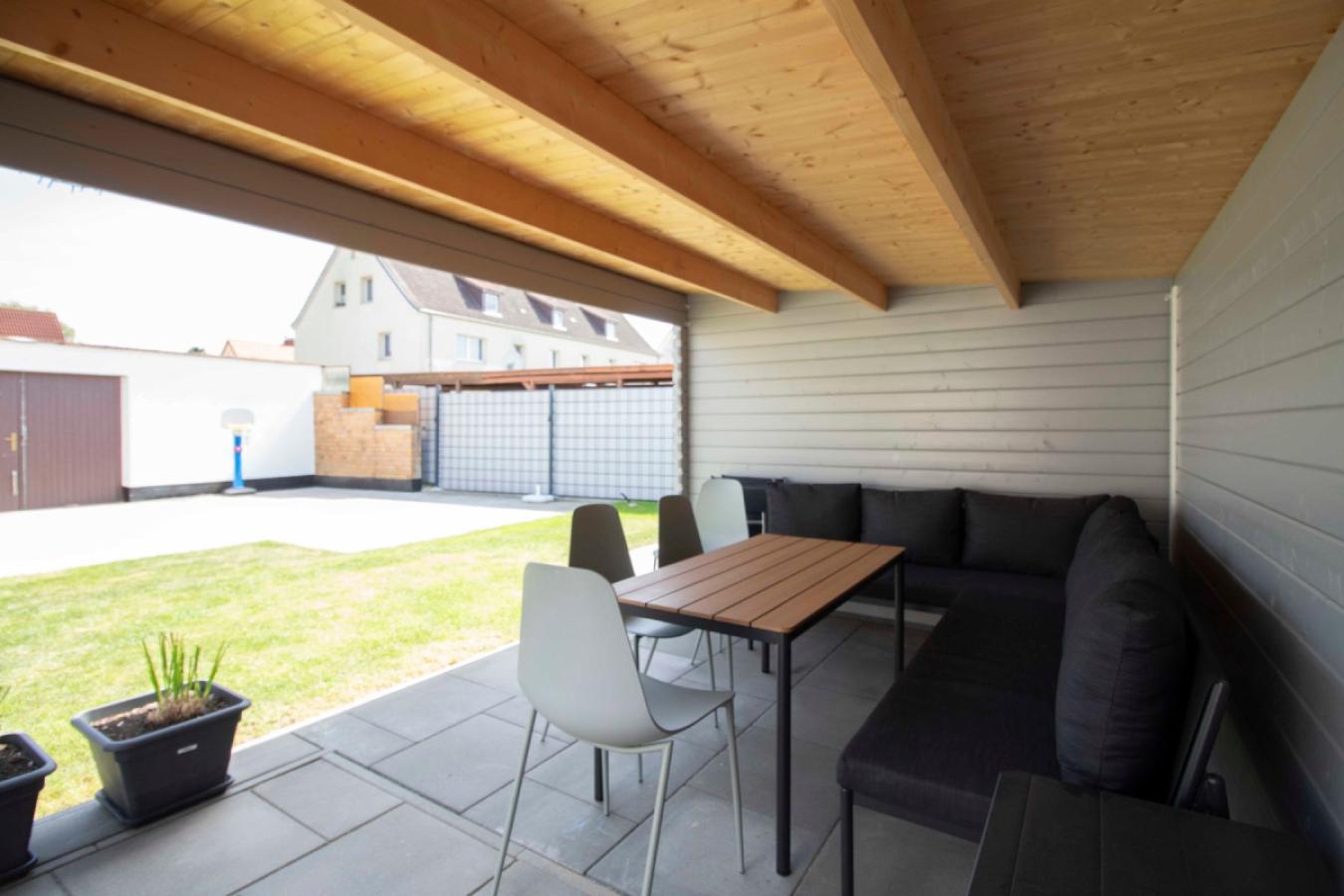 Überdachte Terrasse im Innenhof