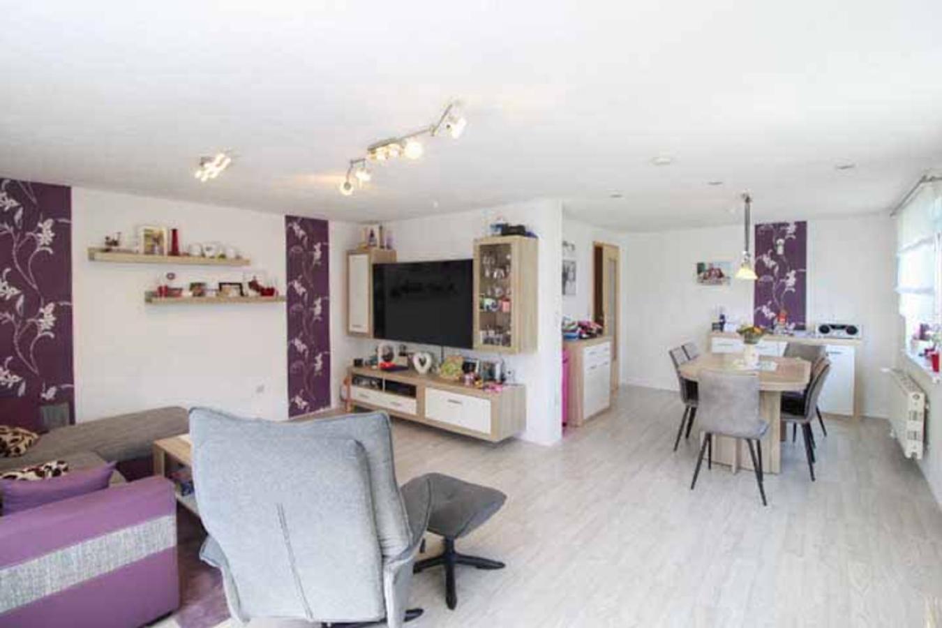 Wohnzimmer mit Essbereich