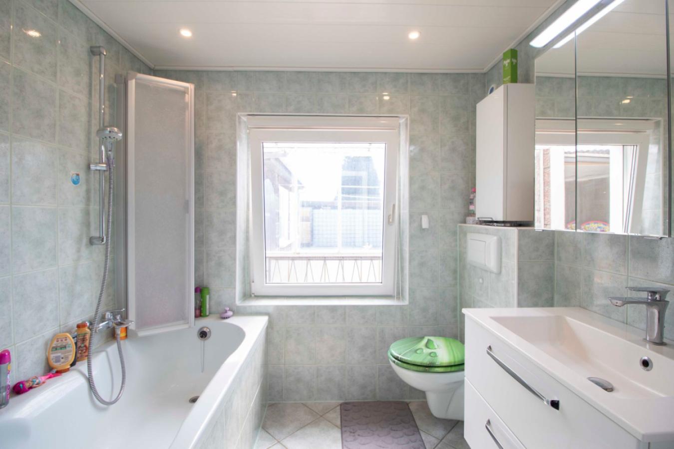 Badezimmer mit Badewanne