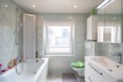 Badezimmer mit Badewanne