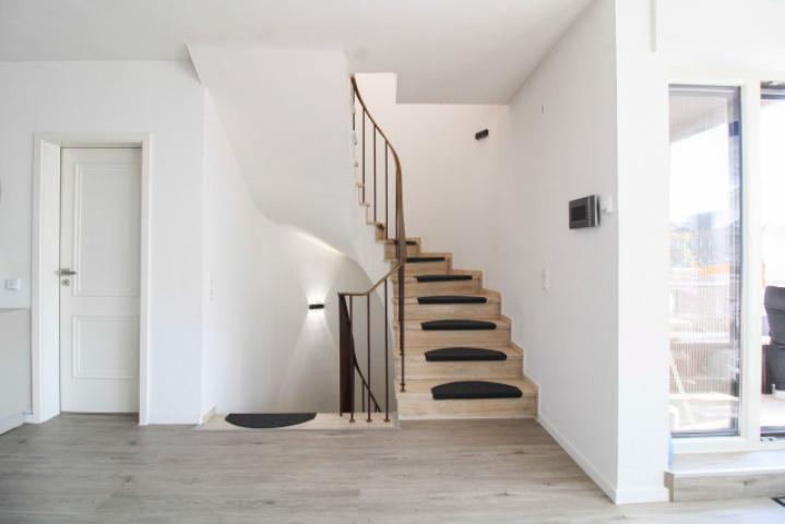 Treppenhaus 1. OG zum 2. OG