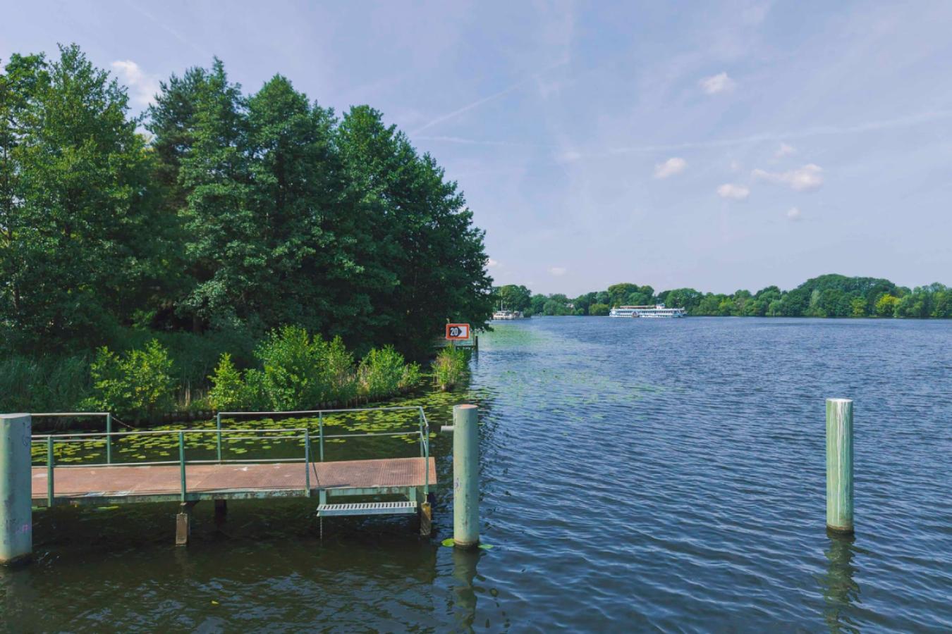 Öffentlicher Steg vom Wasser