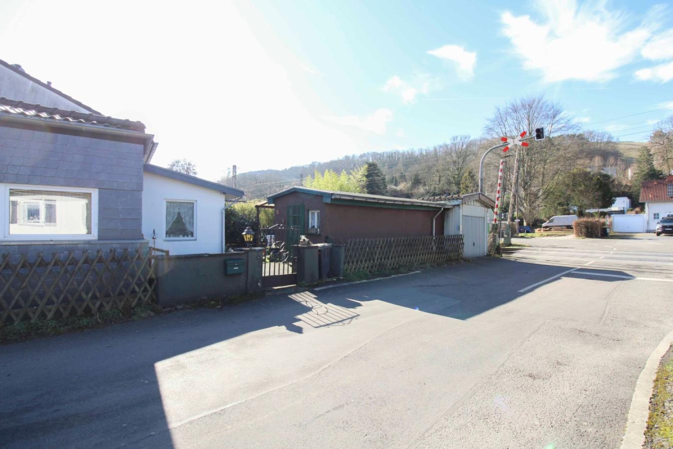 Schuppen u. Garage (rechts)