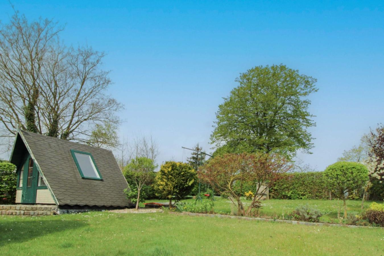 Garten mit Nebengelass