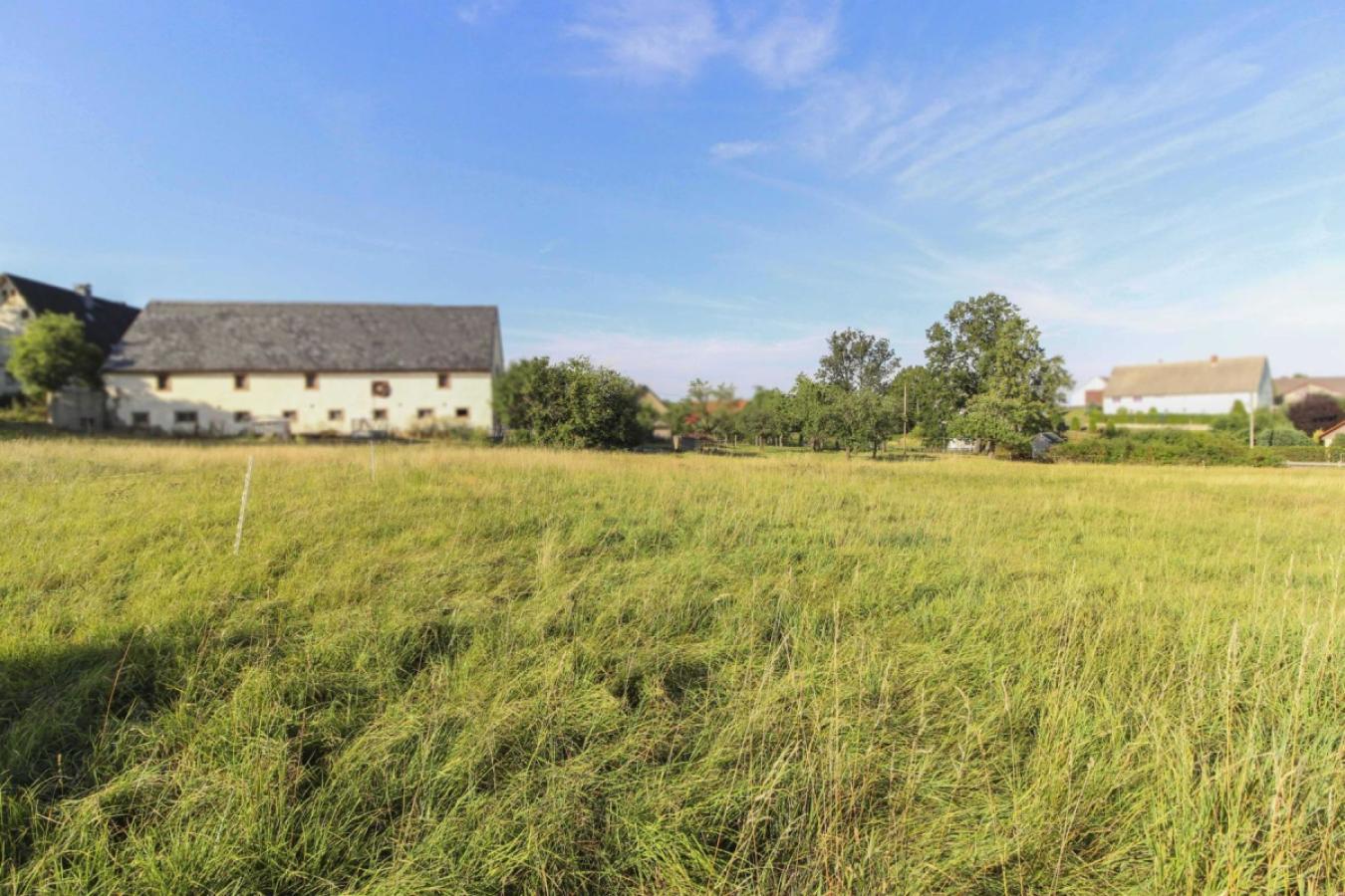 Grundstück mit seitl. Blick