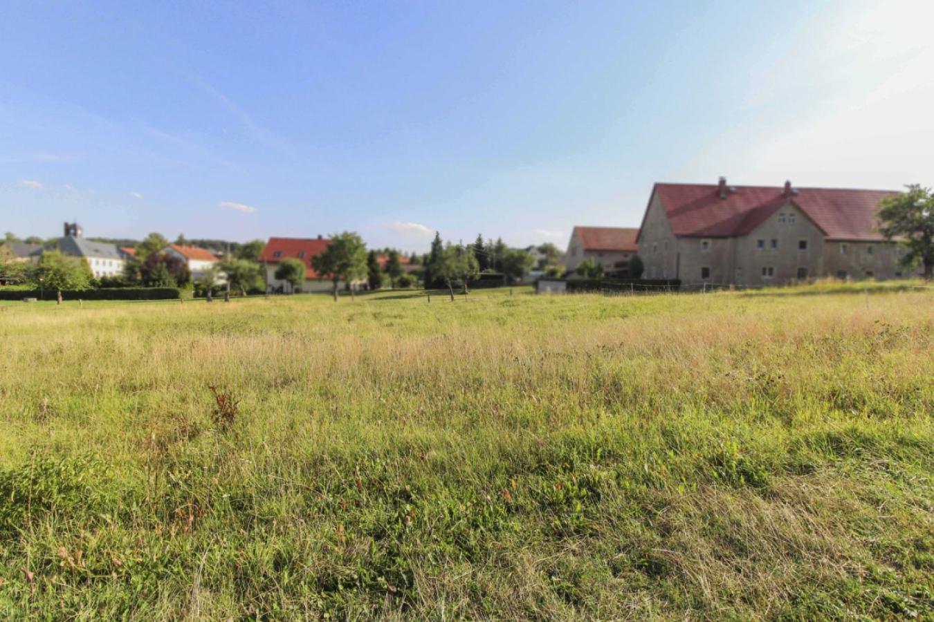 Grundstück mit seitl. Blick