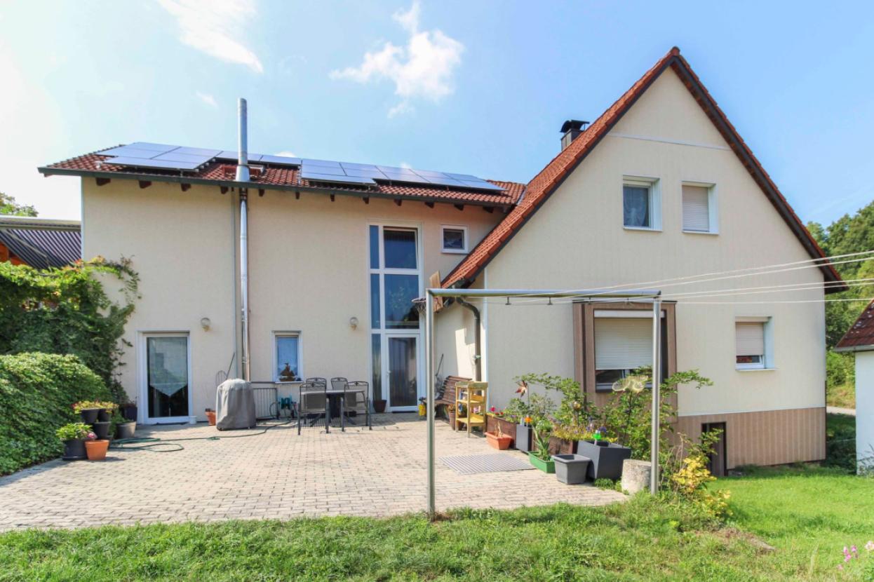 Rückansicht mit Ost-Terrasse