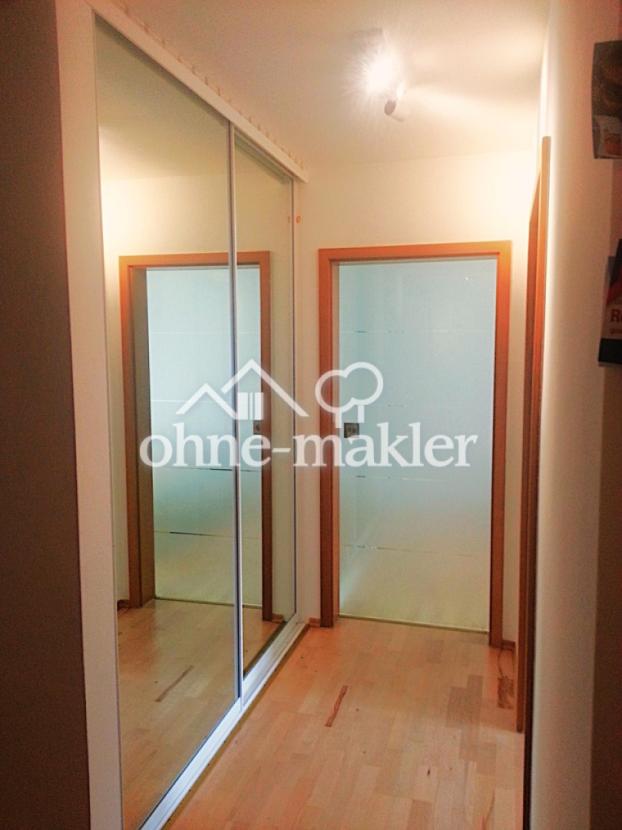 Gang mit Spiegelschiebeschrank