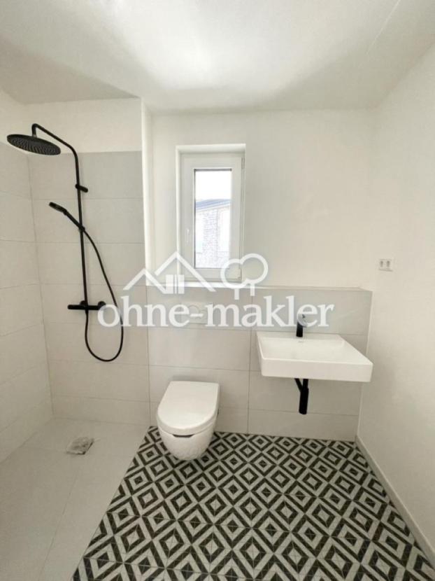 modernes Duschbad m. Fenster 