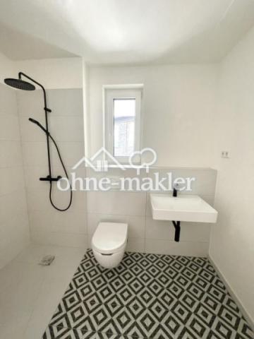 modernes Duschbad m. Fenster 