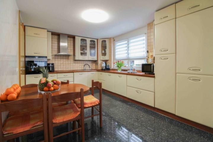 großzügige Küche EG