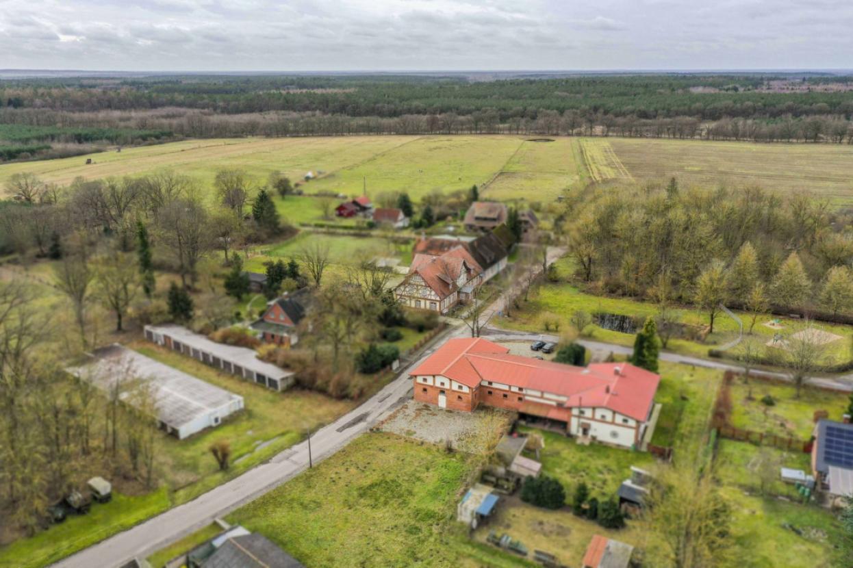 Gutshaus + ehem. Stallgebäude