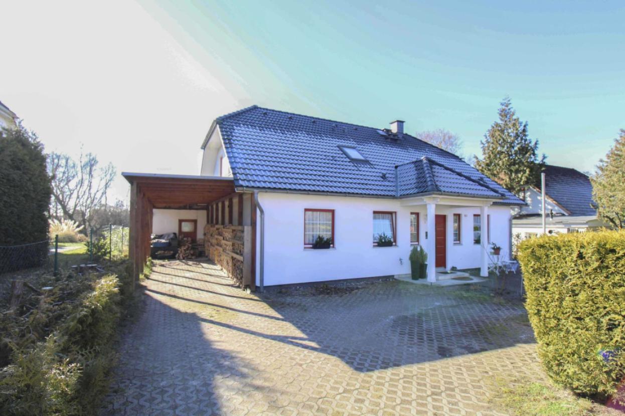 Einfahrt mit Carport