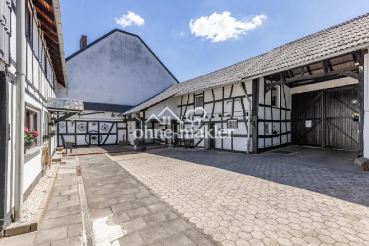 Innenhof + Stallungen (Haus 2)