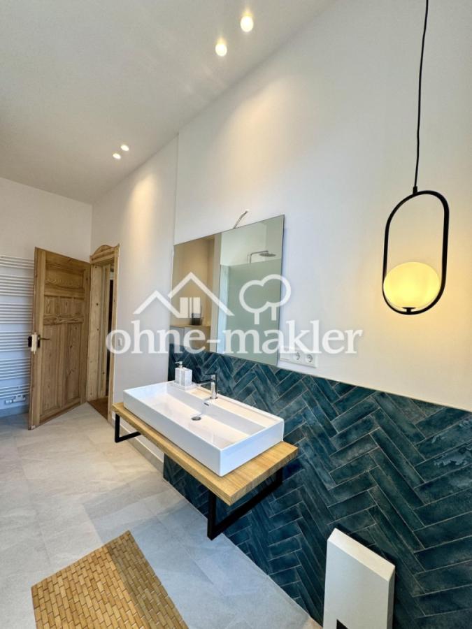 Designbad mit Fischgrätfliesen