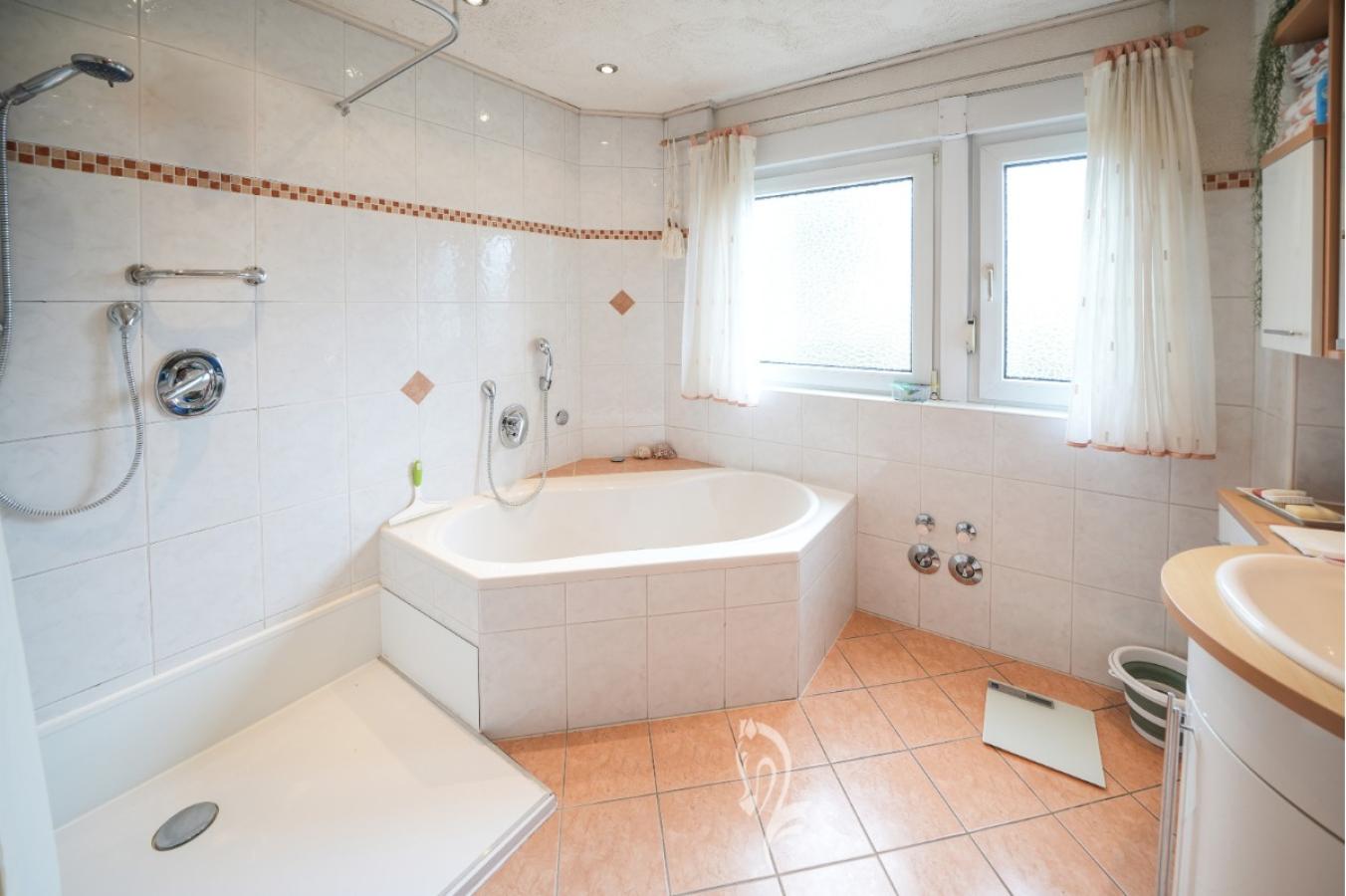 Bad mit Dusche/Wanne