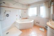 Bad mit Dusche/Wanne