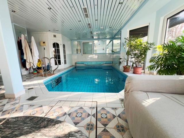 Schwimmbad im Untergeschoss