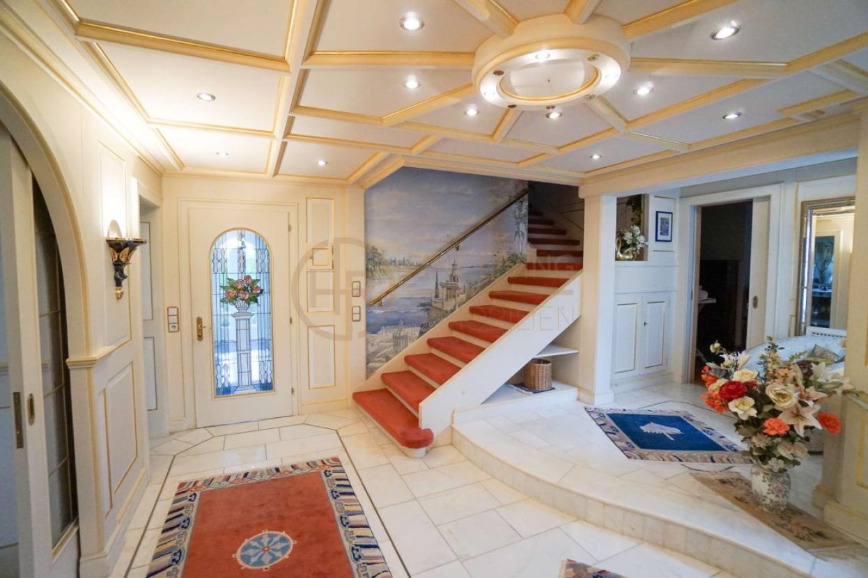 Eingangsbereich mit Aufgang 