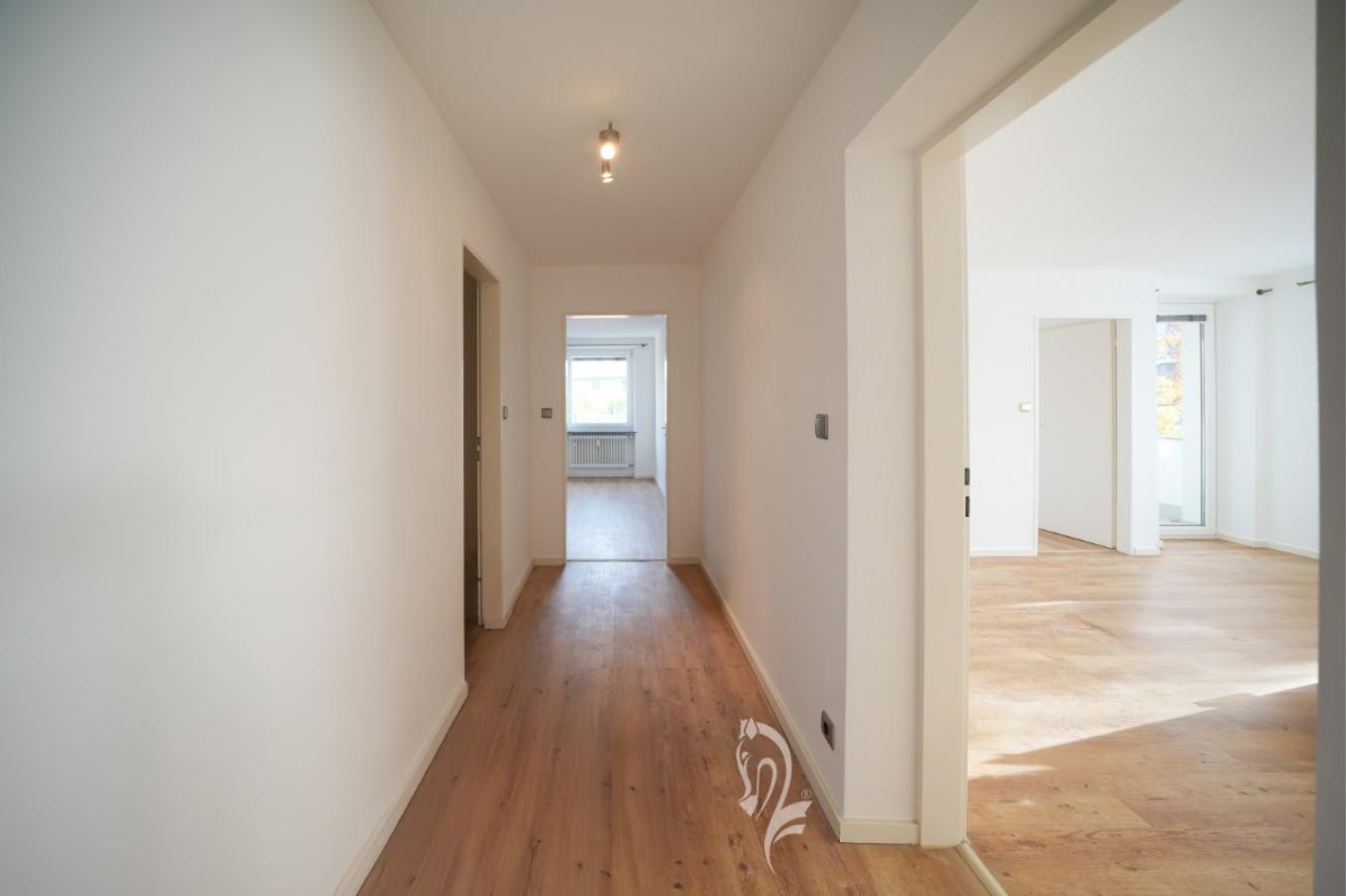 Flur mit Blick in das Wohnzimmer und Kinderzimmer