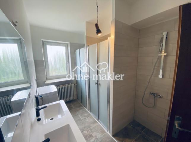 Bad mit Duschkabinen