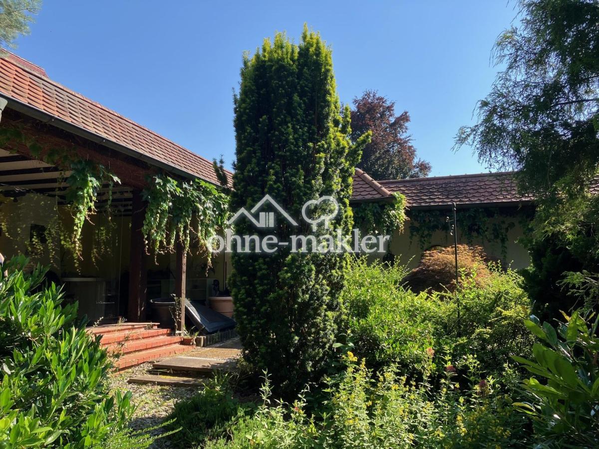 Grüner Innenhof überdacht