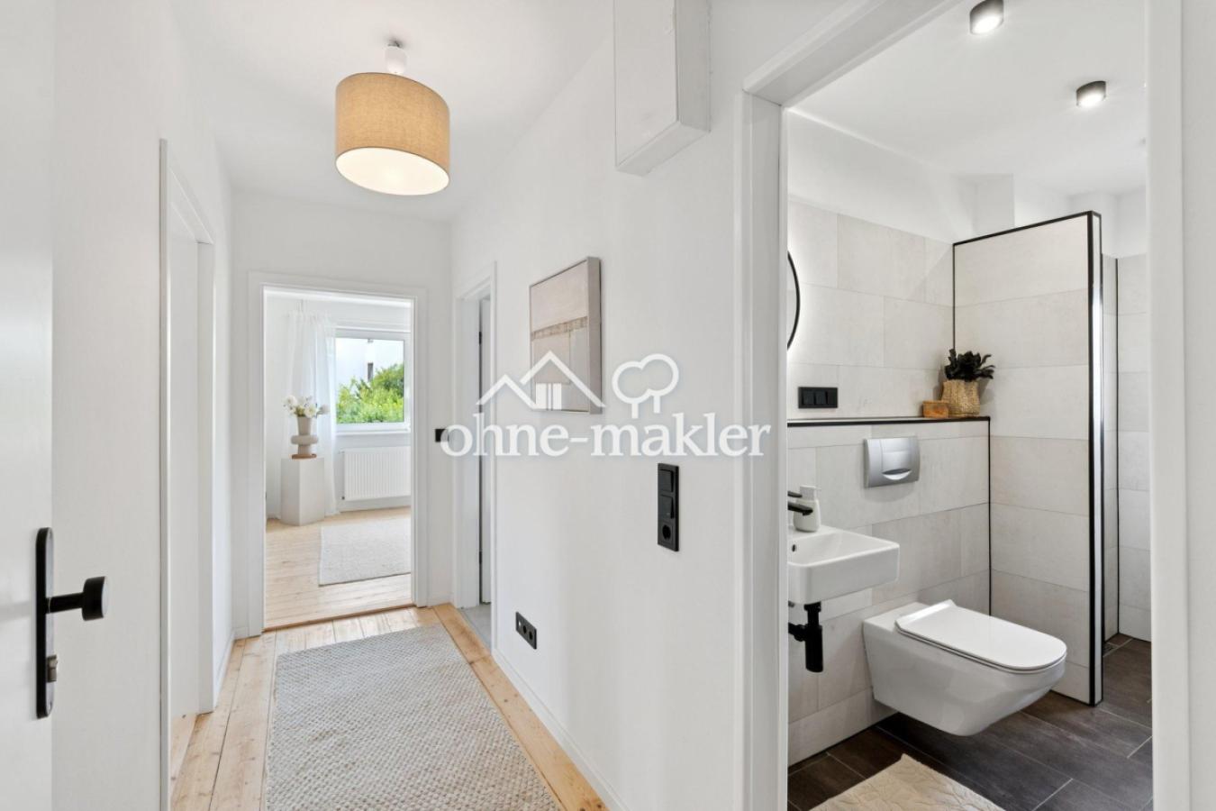 Flur und Badezimmer