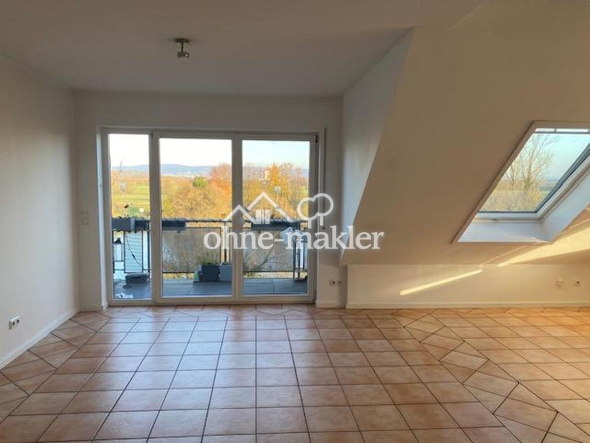 Wohnzimmer mit Balkonzugang 