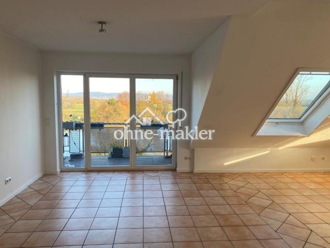 Wohnzimmer mit Balkonzugang 