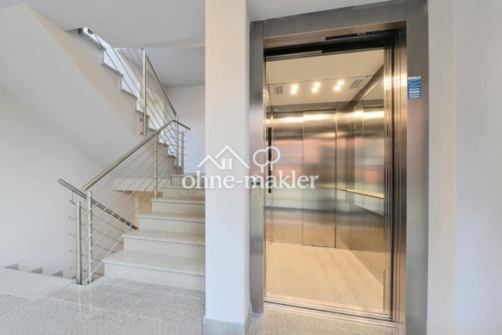 Fahrstuhl im Treppenhaus